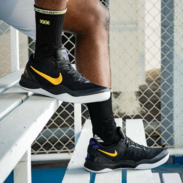 Der Nike Kobe 8 Protro Black University Gold ist von Lakers Trikots